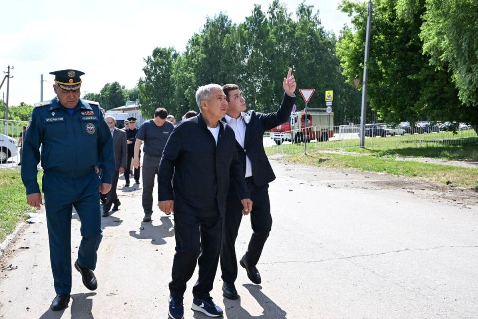 Минниханов осмотрел поврежденный БПЛА дом в Нижнекамске и встретился с жителями Минниханов осмотрел поврежденный БПЛА дом в Нижнекамске и встретился с жителями