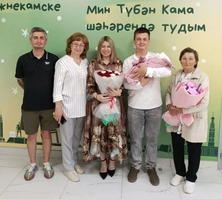 День России из стен нижнекамского роддома вышли сразу три молодые мамы с малышами