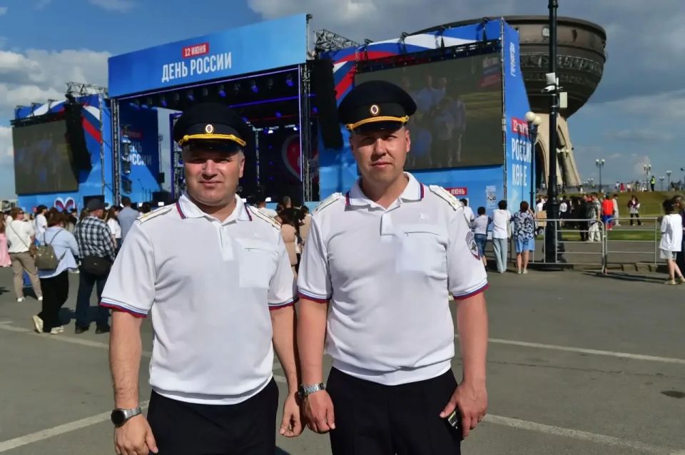 Сотрудники МВД Татарстана обеспечили охрану общественного порядка во время празднования Дня России Сотрудники МВД Татарстана обеспечили охрану общественного порядка во время празднования Дня России