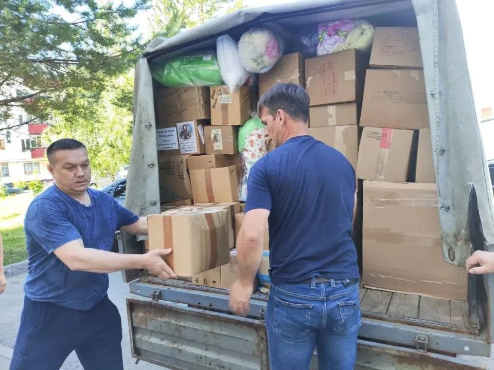 С заботой и поддержкой!. В честь Дня России волонтёры пункта сбора «Добрые сердца» вместе с местным отделением партии «Единая Россия» собрали и отправили очередную партию гуманитарной помощи для жителей Лисичанска и... С заботой и поддержкой!. В честь Дня России волонтёры пункта сбора «Добрые сердца» вместе с местным отделением партии «Единая Россия» собрали и отправили очередную партию гуманитарной помощи для жителей Лисичанска и...