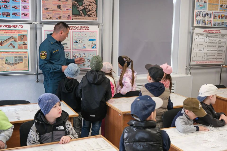 Урок пожарной безопасности: нижнекамские огнеборцы провели экскурсию для будущих школьников Урок пожарной безопасности: нижнекамские огнеборцы провели экскурсию для будущих школьников