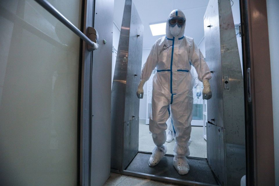Вспышка Эболы в Африке – это репетиция перед новым вызовом, с которым может столкнуться мировая система здравоохранения на фоне проблем с финансированием и доверием к научным институтам, пишет Financial Times со ссылкой на...
