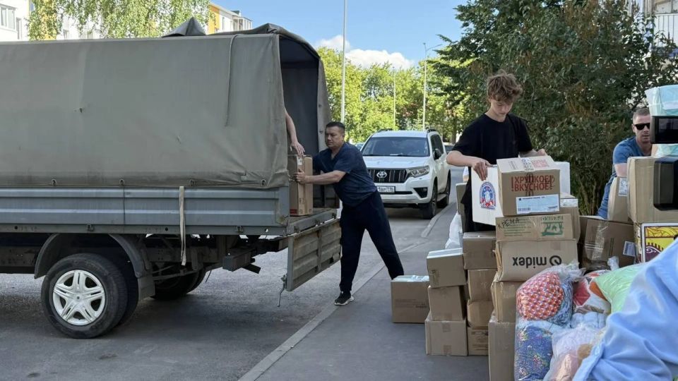 С заботой и поддержкой!. В честь Дня России волонтёры пункта сбора «Добрые сердца» вместе с местным отделением партии «Единая Россия» собрали и отправили очередную партию гуманитарной помощи для жителей Лисичанска и... С заботой и поддержкой!. В честь Дня России волонтёры пункта сбора «Добрые сердца» вместе с местным отделением партии «Единая Россия» собрали и отправили очередную партию гуманитарной помощи для жителей Лисичанска и...