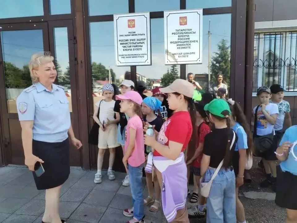 Сотрудники полиции, ветераны и представители Общественного совета ОМВД России по Чистопольскому району провели для ребят из летнего пришкольного лагеря день «Один день с полицией» Сотрудники полиции, ветераны и представители Общественного совета ОМВД России по Чистопольскому району провели для ребят из летнего пришкольного лагеря день «Один день с полицией»