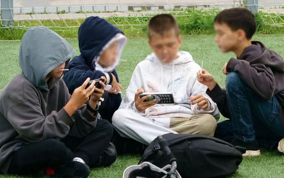 Психолог рассказала, как вытащить ребенка из зависимости от телефона