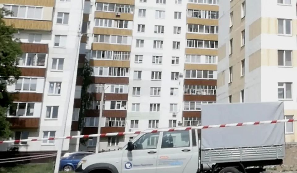Администрация Нижнекамска попросила жителей не приближаться к повреждённому при атаке БПЛА дому №3 на улице Чабьинской в условиях ветреной погоды