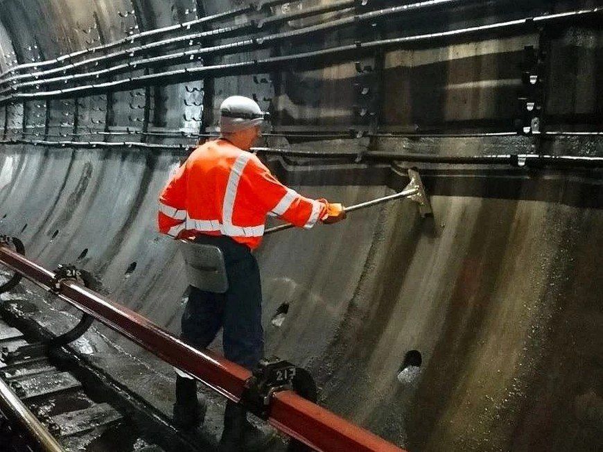 За две недели специалисты МУП «Метроэлектротранс» промыли более 8,2 километра тоннелей