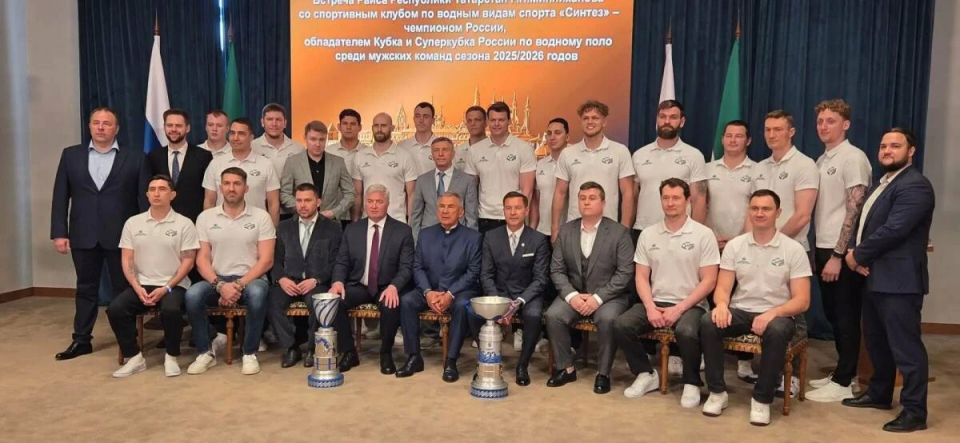 Рустам Минниханов встретился с игроками ватерпольного клуба «КОС-Синтез»