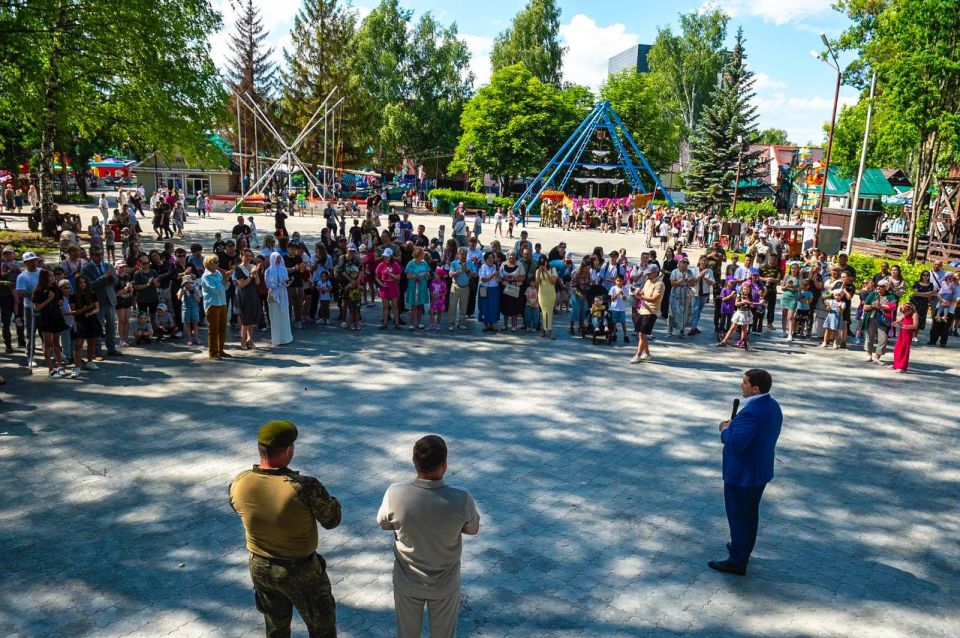 В парке аттракционов «Сабантуй» прошло благотворительное мероприятие «Сила России в людях», посвящённое семьям участников СВО, ветеранам боевых действий, волонтёрам и всем, кто своим трудом помогает развитию страны В парке аттракционов «Сабантуй» прошло благотворительное мероприятие «Сила России в людях», посвящённое семьям участников СВО, ветеранам боевых действий, волонтёрам и всем, кто своим трудом помогает развитию страны