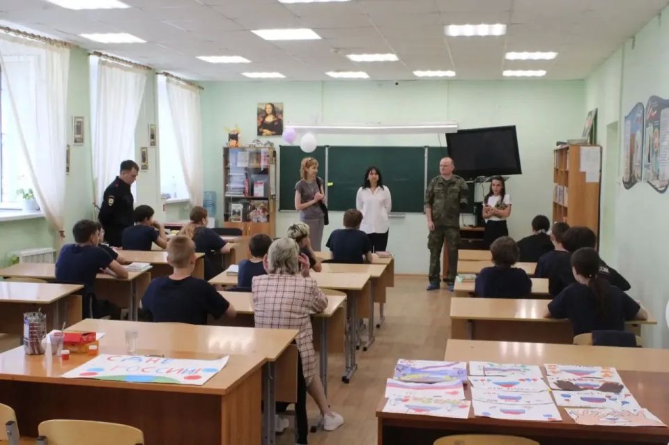 Участник СВО с позывным «Омар», служивший в Луганской области, встретился с воспитанниками Центра временного содержания несовершеннолетних правонарушителей МВД по Республике Татарстан Участник СВО с позывным «Омар», служивший в Луганской области, встретился с воспитанниками Центра временного содержания несовершеннолетних правонарушителей МВД по Республике Татарстан