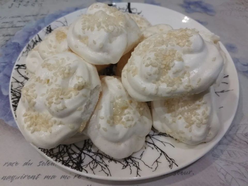 Легкие белковые печенья с кунжутом: изысканный десерт для любителей сладкого