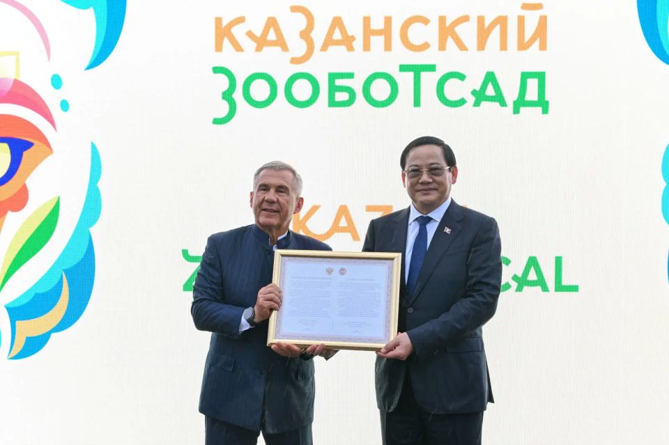 Премьер-министр Лаоса Сонсай Сипхандон, прилетевший в Казань на саммит Россия – АСЕАН, передал раису Татарстана Рустаму Минниханову сертификат об официальном дарении двух самок слонов, которых на прошлой неделе привезли в... Премьер-министр Лаоса Сонсай Сипхандон, прилетевший в Казань на саммит Россия – АСЕАН, передал раису Татарстана Рустаму Минниханову сертификат об официальном дарении двух самок слонов, которых на прошлой неделе привезли в...