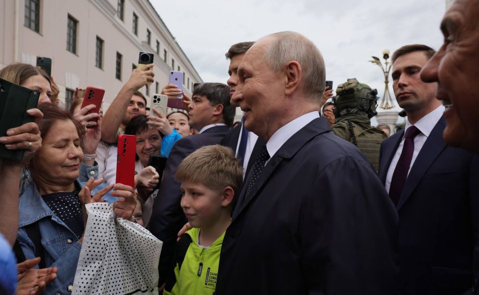 Владимир Путин вместе с Рустамом Миннихановым посетили Благовещенский собор и мечеть Кул-Шариф Владимир Путин вместе с Рустамом Миннихановым посетили Благовещенский собор и мечеть Кул-Шариф