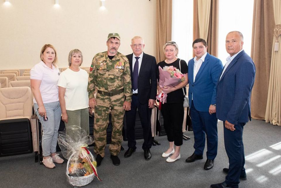 Власть на связи: жители Камских Полян озвучили свои инициативы главе НМР и депутату Госдумы РФ Власть на связи: жители Камских Полян озвучили свои инициативы главе НМР и депутату Госдумы РФ
