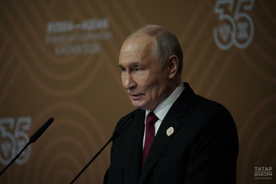 Президент России Владимир Путин поблагодарил главу Татарстана Рустама Минниханова за саммит Россия – АСЕАН