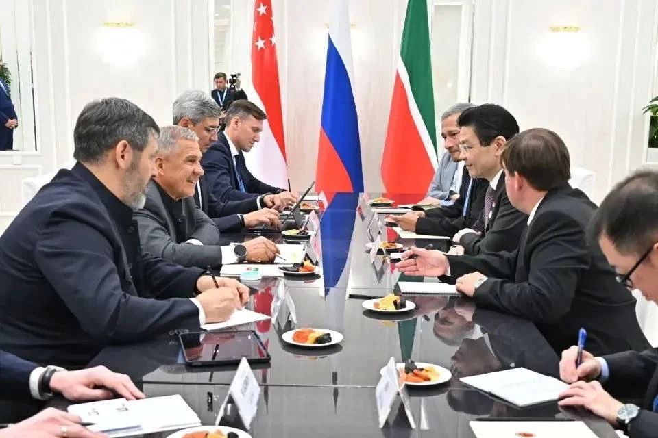 Рустам Минниханов на полях саммита Россия - АСЕАН провел встречу с премьер-министром Сингапура Лоуренсом Вонгом Рустам Минниханов на полях саммита Россия - АСЕАН провел встречу с премьер-министром Сингапура Лоуренсом Вонгом