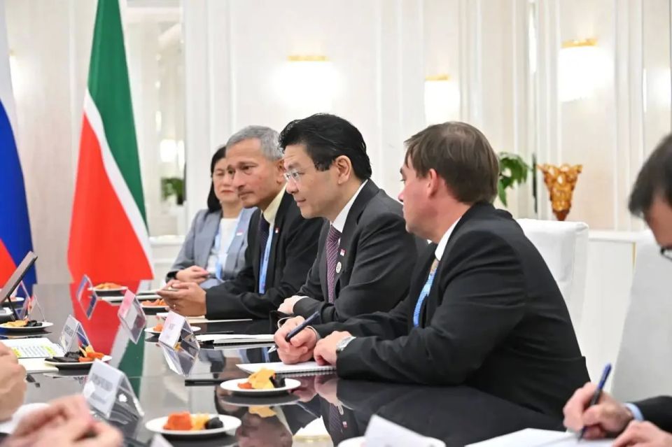 Рустам Минниханов на полях саммита Россия - АСЕАН провел встречу с премьер-министром Сингапура Лоуренсом Вонгом Рустам Минниханов на полях саммита Россия - АСЕАН провел встречу с премьер-министром Сингапура Лоуренсом Вонгом