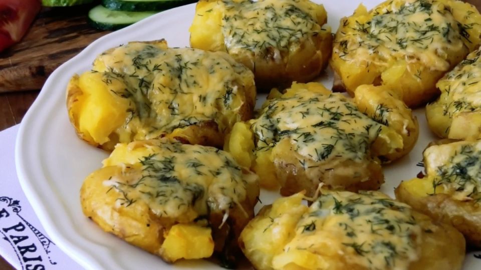 Нежный картофель под чесночным соусом с сыром — идеальное блюдо для любого стола