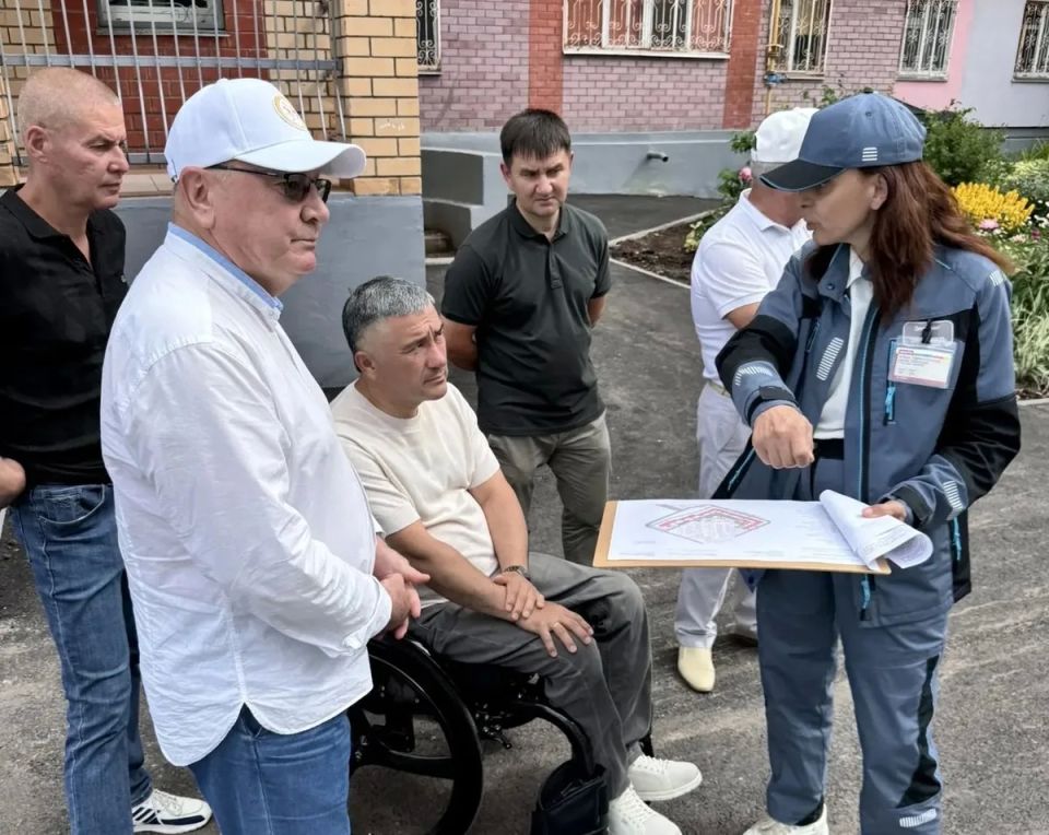 Члены Общественного совета Нижнекамска провели выездное совещание на придомовой территории по адресу: улица Сююмбике, дом 9, где в настоящее время ведутся работы в рамках республиканской программы «Наш двор» Члены Общественного совета Нижнекамска провели выездное совещание на придомовой территории по адресу: улица Сююмбике, дом 9, где в настоящее время ведутся работы в рамках республиканской программы «Наш двор»