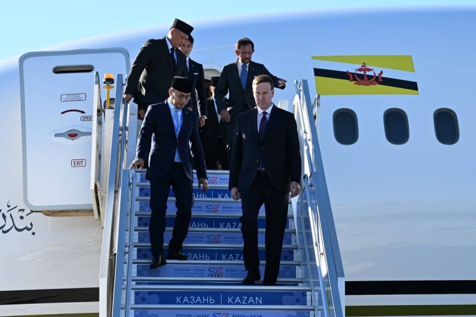 Султан Брунея лично управлял своим самолетом по пути в Казань на саммит АСЕАН Султан Брунея лично управлял своим самолетом по пути в Казань на саммит АСЕАН