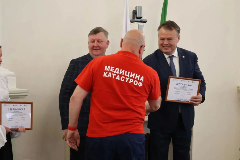 Сегодня в Минздраве Татарстана состоялось вручение сертификатов участников Саммита Россия – АСЕАН медикам, привлеченным из других регионов Сегодня в Минздраве Татарстана состоялось вручение сертификатов участников Саммита Россия – АСЕАН медикам, привлеченным из других регионов