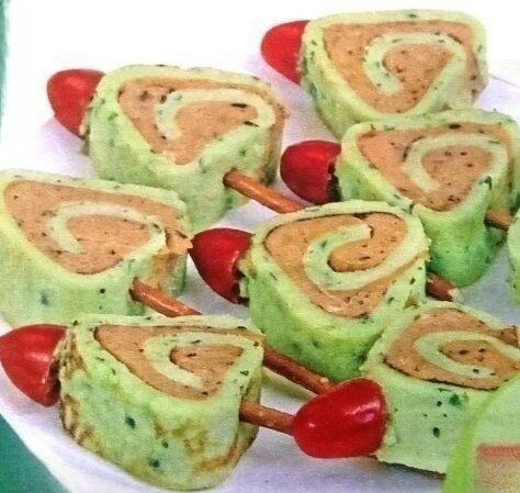 Вкусное искусство: рулетики из шпинатных блинов с паштетом из куриной печени