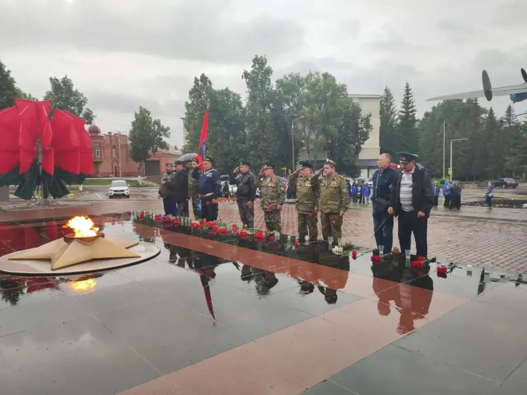 22 июня, в День памяти и скорби, у мемориала «Вечная Слава» в городе Бугульме состоялась акция «Свеча памяти», приуроченная к 85летию начала Великой Отечественной войны 22 июня, в День памяти и скорби, у мемориала «Вечная Слава» в городе Бугульме состоялась акция «Свеча памяти», приуроченная к 85летию начала Великой Отечественной войны