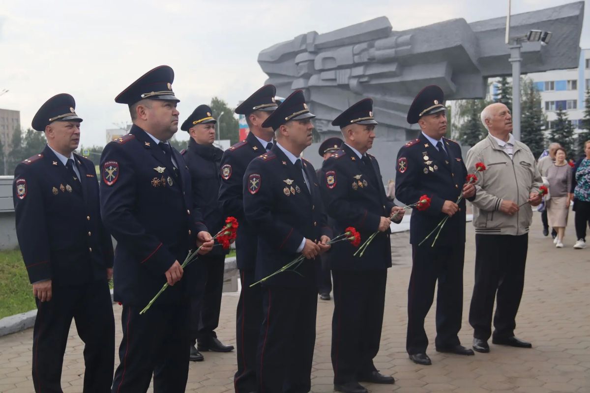 В День памяти и скорби сотрудники и ветераны УМВД России по городу Набережные Челны почтили память павших участников Великой Отечественной войны В День памяти и скорби сотрудники и ветераны УМВД России по городу Набережные Челны почтили память павших участников Великой Отечественной войны