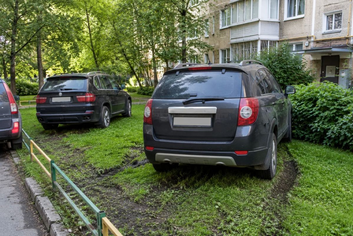 Казанцев массово штрафуют за машины на зеленых зонах