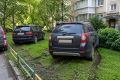 Казанцев массово штрафуют за машины на зеленых зонах