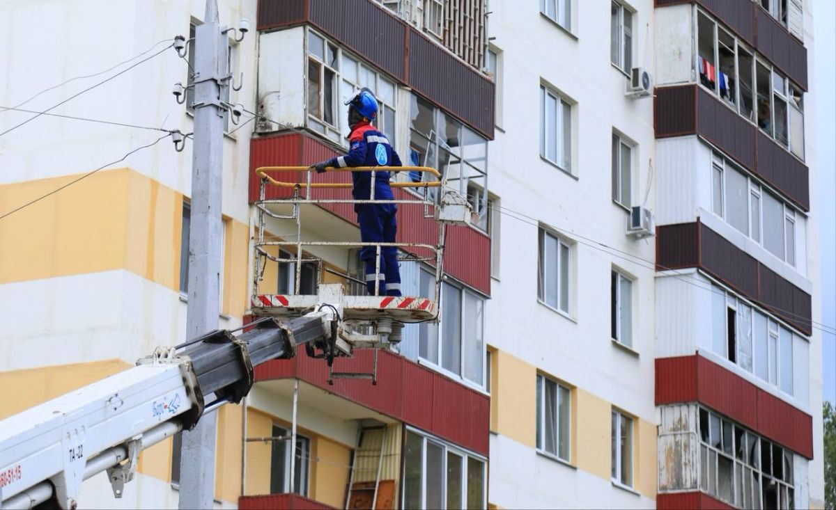 В Нижнекамске начали демонтировать конструкции разрушенных квартир в доме, пострадавшем при атаке беспилотников