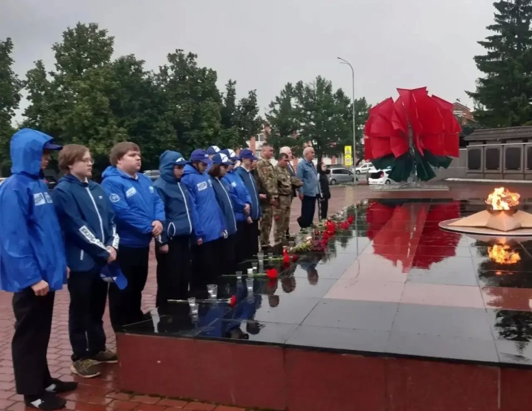 22 июня, в День памяти и скорби, у мемориала «Вечная Слава» в городе Бугульме состоялась акция «Свеча памяти», приуроченная к 85летию начала Великой Отечественной войны 22 июня, в День памяти и скорби, у мемориала «Вечная Слава» в городе Бугульме состоялась акция «Свеча памяти», приуроченная к 85летию начала Великой Отечественной войны