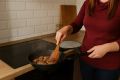 Как избежать жесткости мяса и минимизировать брызги во время жарки