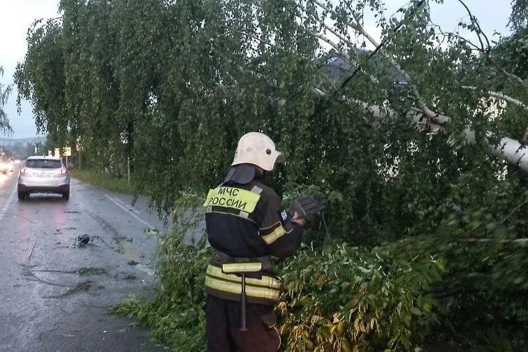 Из-за торнадо в Свердловской области пострадали 15 человек, повреждены 124 дома, еще 16 строений полностью разрушены Из-за торнадо в Свердловской области пострадали 15 человек, повреждены 124 дома, еще 16 строений полностью разрушены