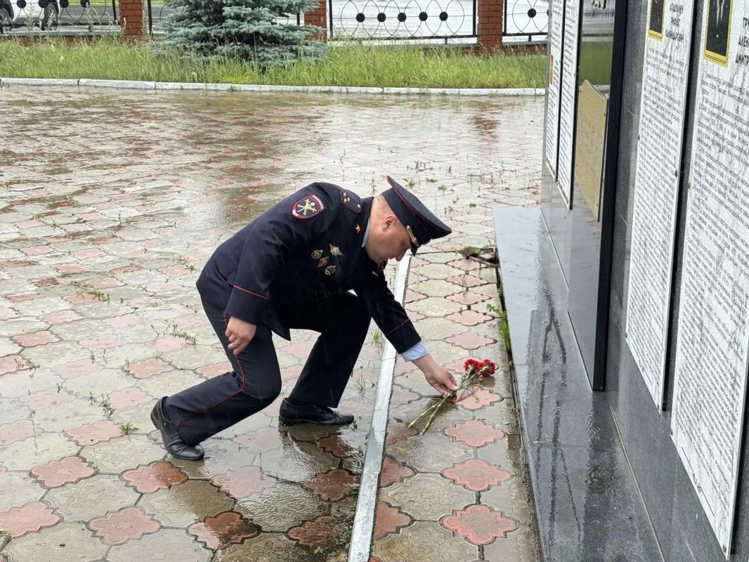 В День памяти и скорби сотрудники Отдела МВД России по Лениногорскому району почтили память павших героев В День памяти и скорби сотрудники Отдела МВД России по Лениногорскому району почтили память павших героев