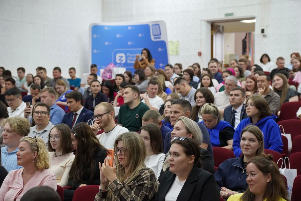 Фарид Мухаметшин встретился с рабочей молодежью Татарстана Фарид Мухаметшин встретился с рабочей молодежью Татарстана