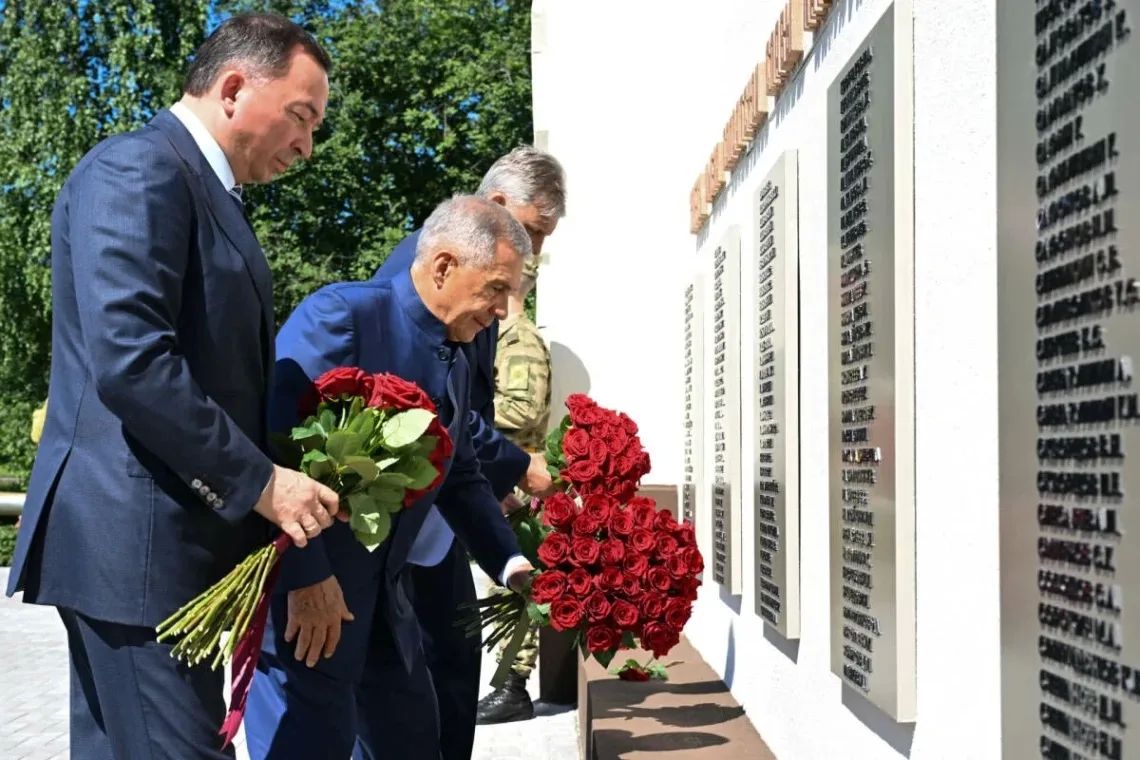 Минниханов возложил цветы к мемориалу порохового завода в Казани