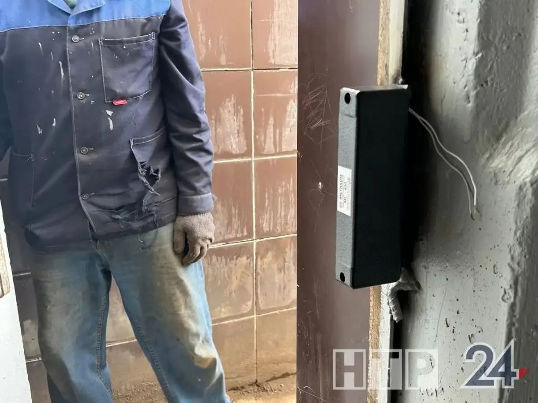 В доме № 38 на пр. Шинников в Нижнекамске устанавливают первый в городе электронный замок на дверь в подвал, который служит укрытием В доме № 38 на пр. Шинников в Нижнекамске устанавливают первый в городе электронный замок на дверь в подвал, который служит укрытием