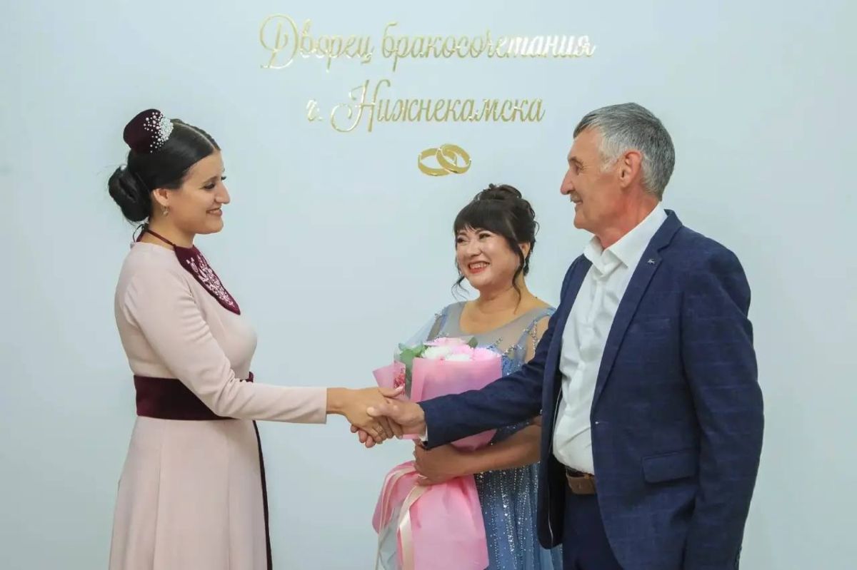 В семье Нигматуллиных — праздник: Марсель и Гульсина отметили рубиновую свадьбу — 40 лет вместе! В семье Нигматуллиных — праздник: Марсель и Гульсина отметили рубиновую свадьбу — 40 лет вместе!