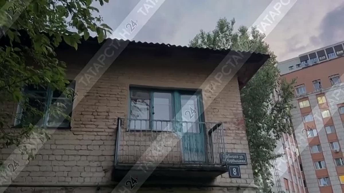 Жители дома в Казани жалуются на протекающую крышу