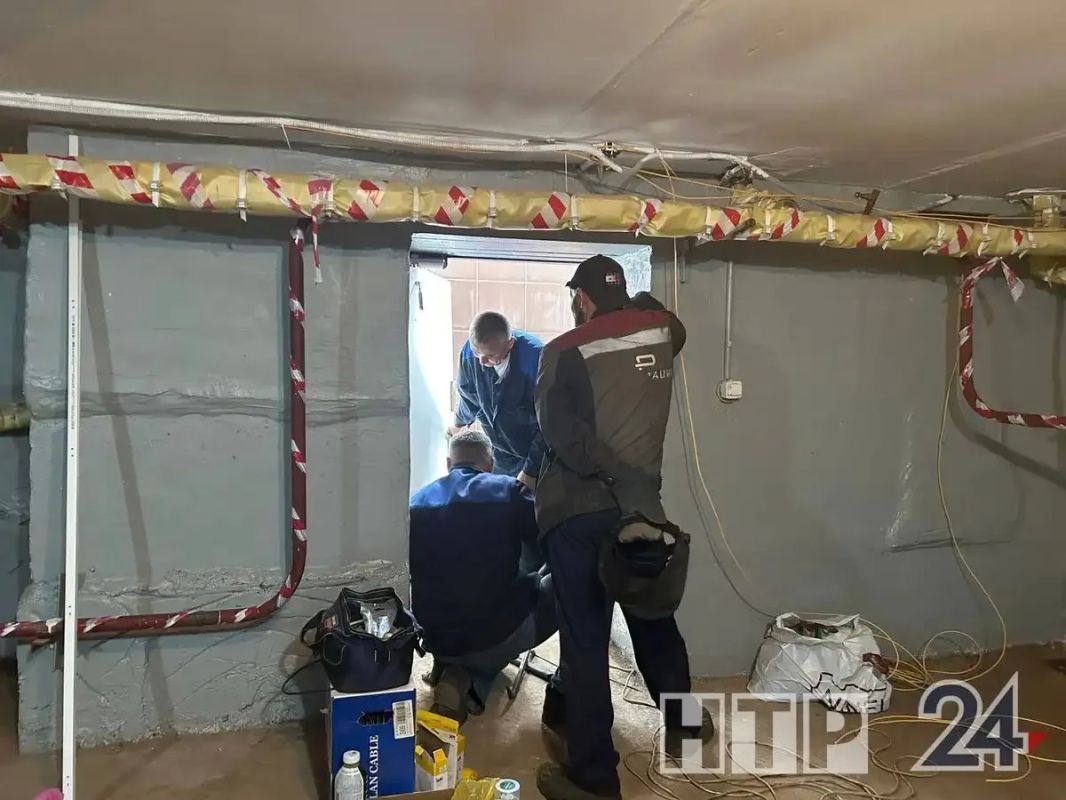 В доме № 38 на пр. Шинников в Нижнекамске устанавливают первый в городе электронный замок на дверь в подвал, который служит укрытием В доме № 38 на пр. Шинников в Нижнекамске устанавливают первый в городе электронный замок на дверь в подвал, который служит укрытием