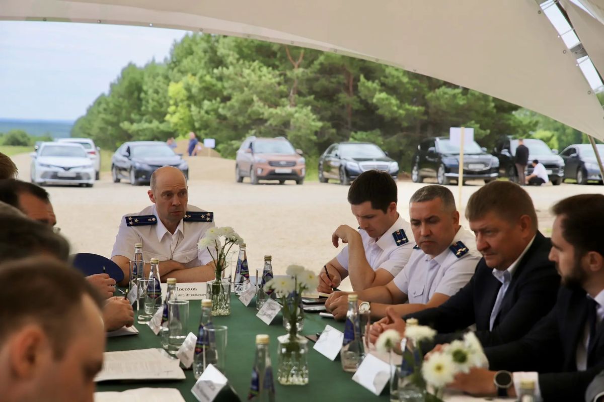 Сегодня заместитель прокурора Татарстана Владимир Посохов провел выездное совещание по вопросу предоставления 400 земельных участков многодетным семьям Казани в Чернышевском сельском поселении Высокогорского района Сегодня заместитель прокурора Татарстана Владимир Посохов провел выездное совещание по вопросу предоставления 400 земельных участков многодетным семьям Казани в Чернышевском сельском поселении Высокогорского района