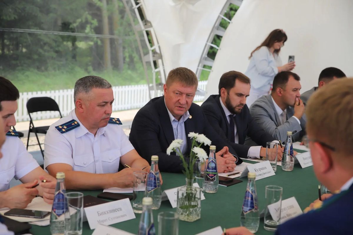Сегодня заместитель прокурора Татарстана Владимир Посохов провел выездное совещание по вопросу предоставления 400 земельных участков многодетным семьям Казани в Чернышевском сельском поселении Высокогорского района Сегодня заместитель прокурора Татарстана Владимир Посохов провел выездное совещание по вопросу предоставления 400 земельных участков многодетным семьям Казани в Чернышевском сельском поселении Высокогорского района
