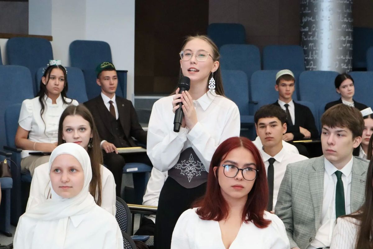 Айрат Зарипов принял участие во встрече с выпускниками, успешно сдавшими ЕРЭ по татарскому языку и литературе Айрат Зарипов принял участие во встрече с выпускниками, успешно сдавшими ЕРЭ по татарскому языку и литературе
