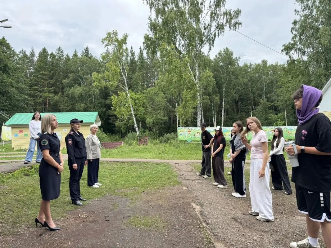 Полицейские Татарстана проводят профилактические беседы в оздоровительных лагерях Полицейские Татарстана проводят профилактические беседы в оздоровительных лагерях