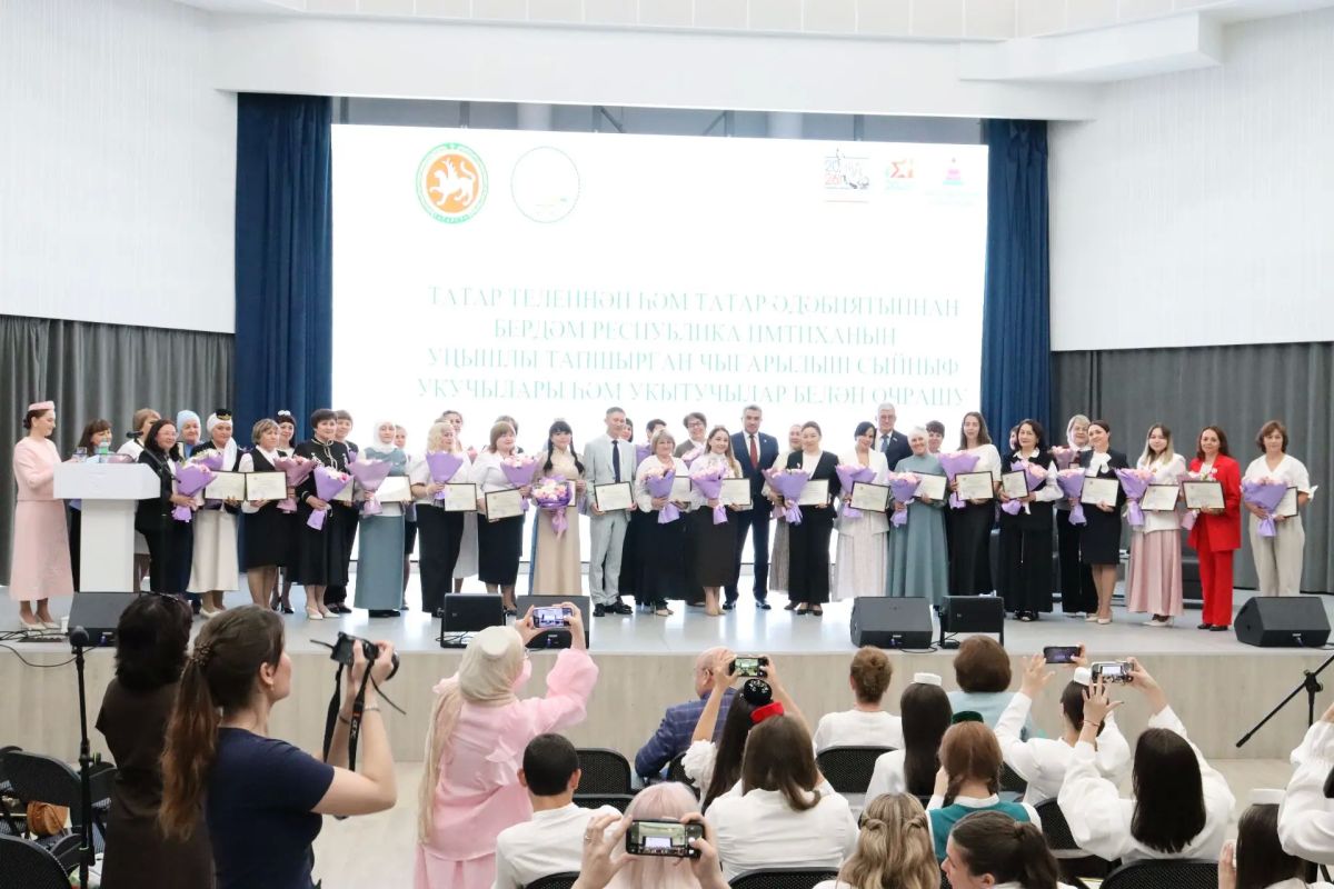 Айрат Зарипов принял участие во встрече с выпускниками, успешно сдавшими ЕРЭ по татарскому языку и литературе Айрат Зарипов принял участие во встрече с выпускниками, успешно сдавшими ЕРЭ по татарскому языку и литературе
