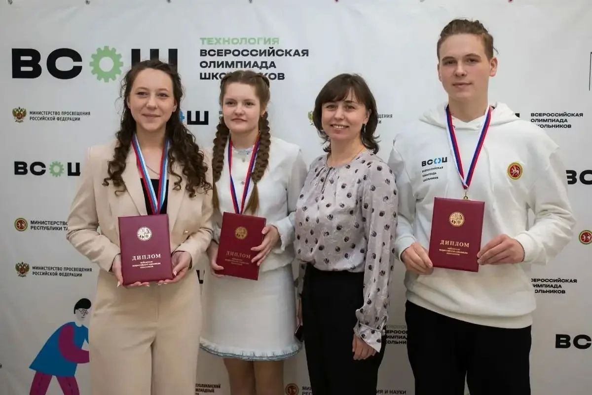 Трое учителей из Нижнекамска получат республиканскую премию за достижения в педагогической деятельности в размере 200 тысяч рублей