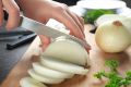 Как нарезать лук без слез: полезные советы от шеф-повара