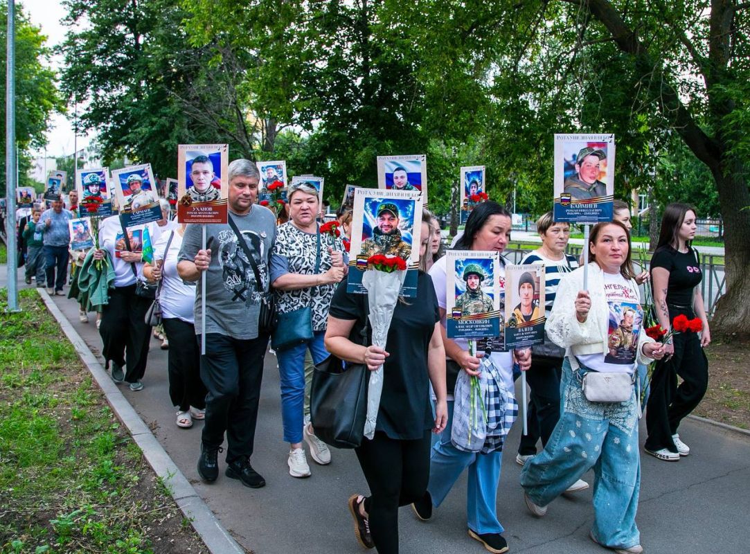 В Нижнекамске в День ветеранов боевых действий состоялось патриотическое шествие «Рота, ушедшая в небо», объединившее более 500 жителей города В Нижнекамске в День ветеранов боевых действий состоялось патриотическое шествие «Рота, ушедшая в небо», объединившее более 500 жителей города