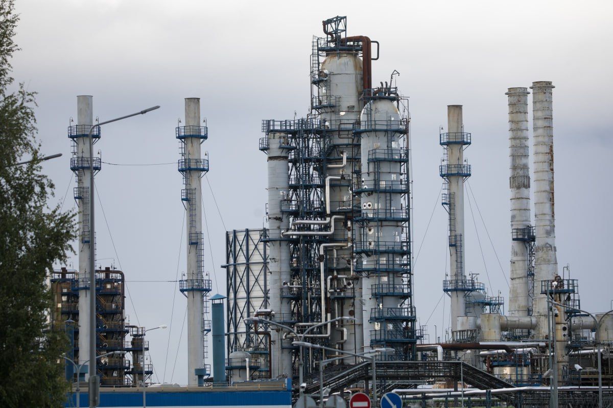 Нефтепереработка в России в июне упала до минимума за последние годы, пишет «Коммерсантъ»